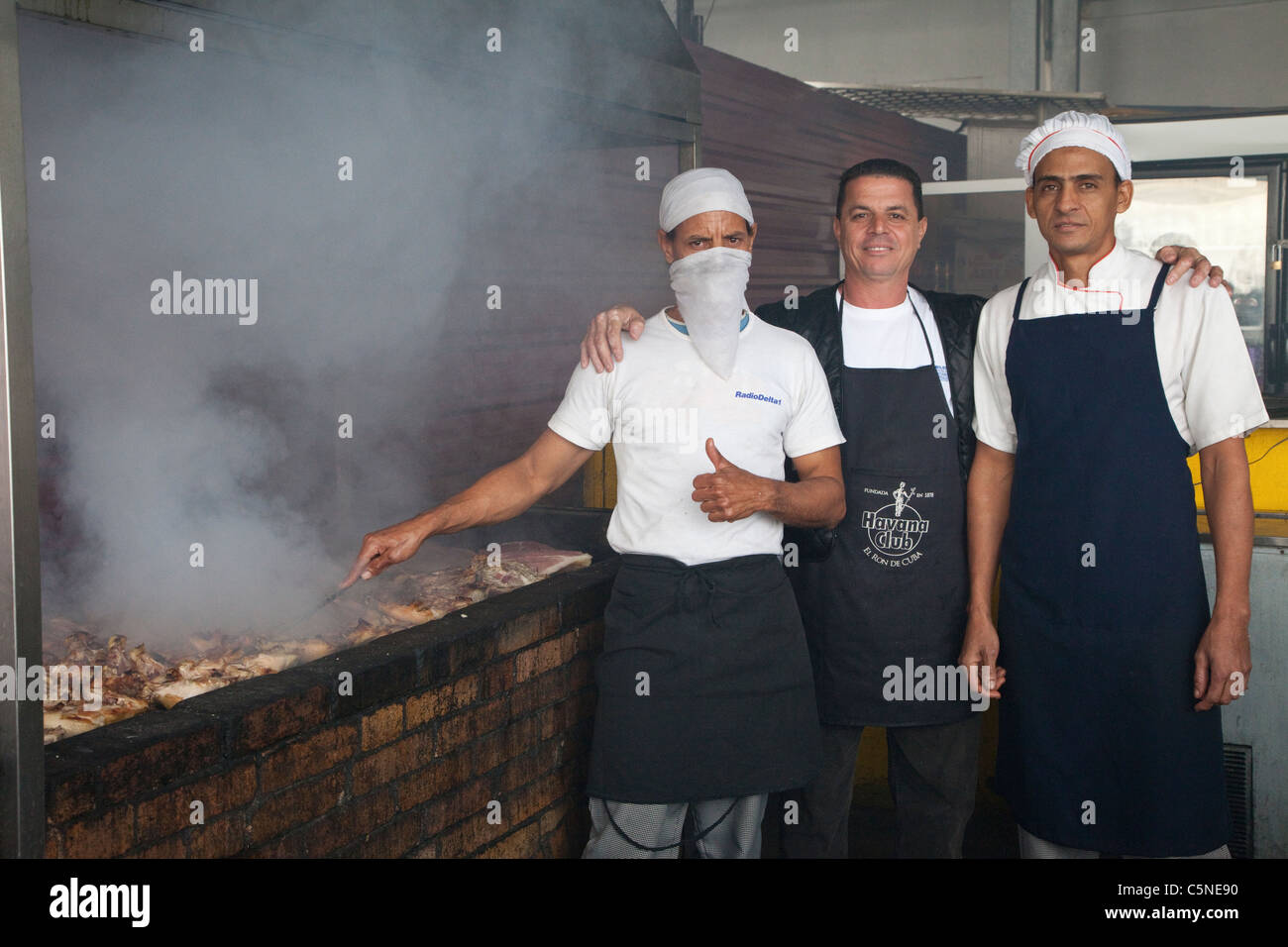 Kuba, Havanna. Koch und Kollegen Mittagessen vorbereiten, Grillen, Huhn und  Rind, im Cafe am Handwerksmarkt Stockfotografie - Alamy