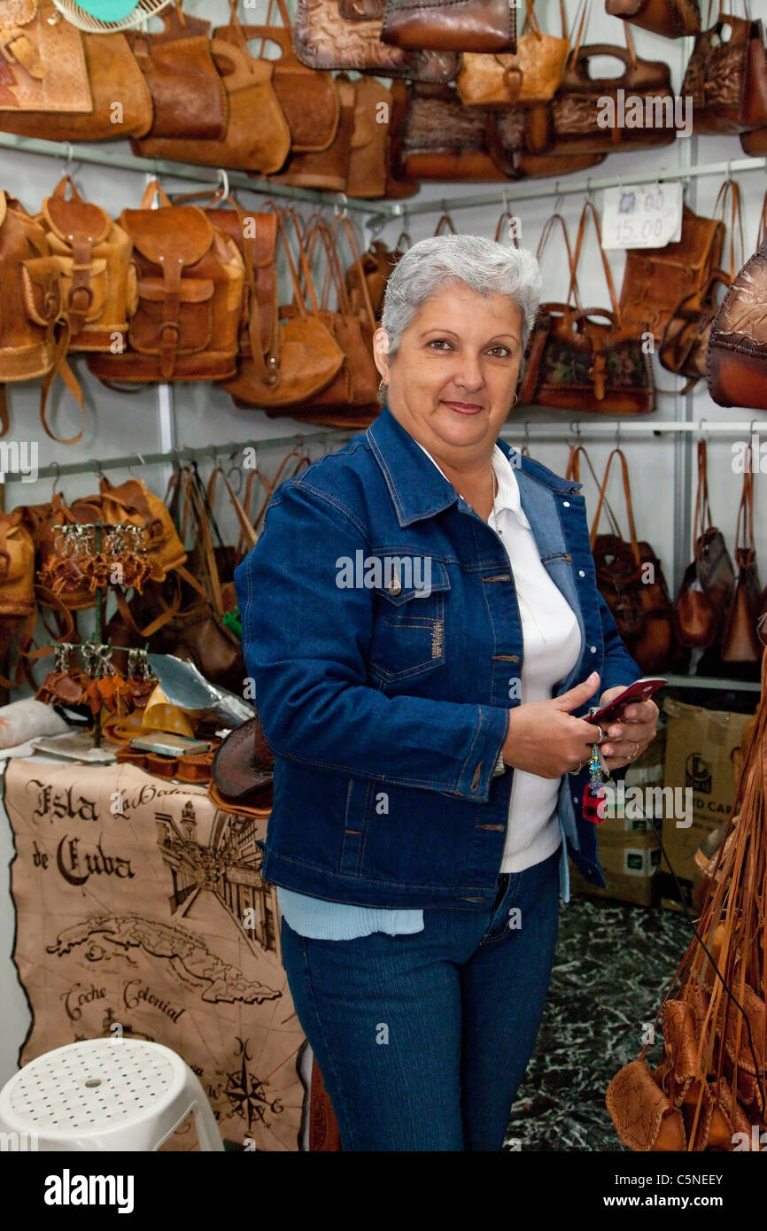 Kuba, Havanna. Frau verkaufen Leder Geldbörsen, Handwerksmarkt. Stockfoto