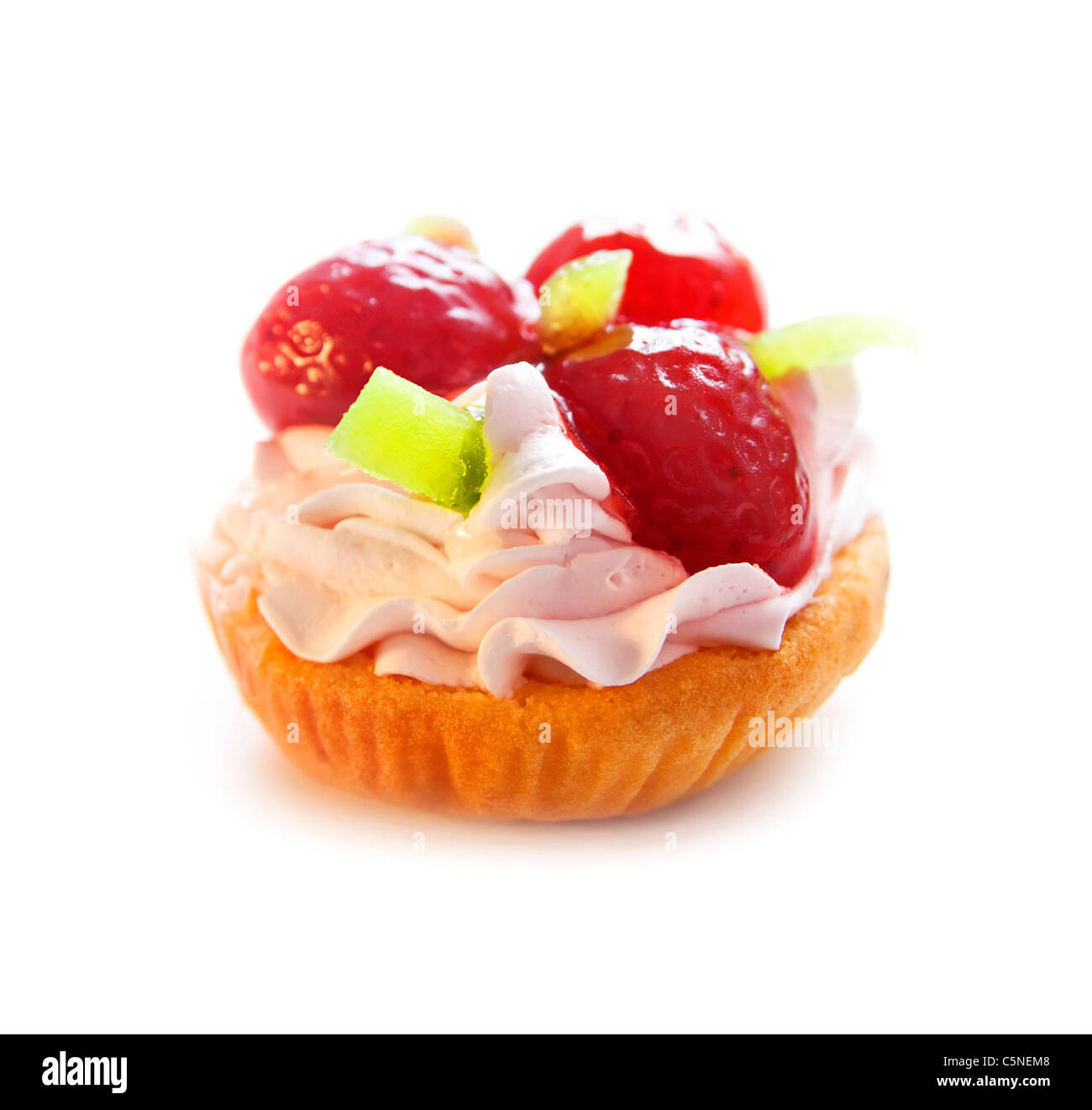 Kuchen mit Erdbeeren und Kiwi isoliert auf weißem Hintergrund Stockfoto