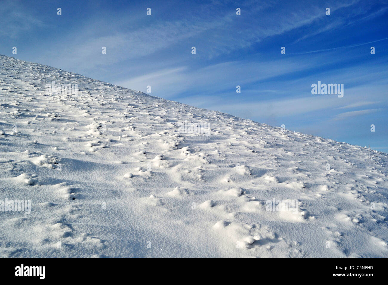 verschneiten Hang und blauer Himmel. Karpaten Stockfoto