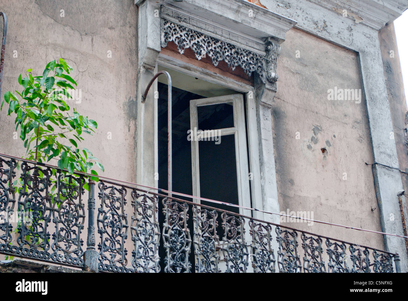 Fenster auf dem Balkon eines alten Hauses auf Old San Juan. Stockfoto