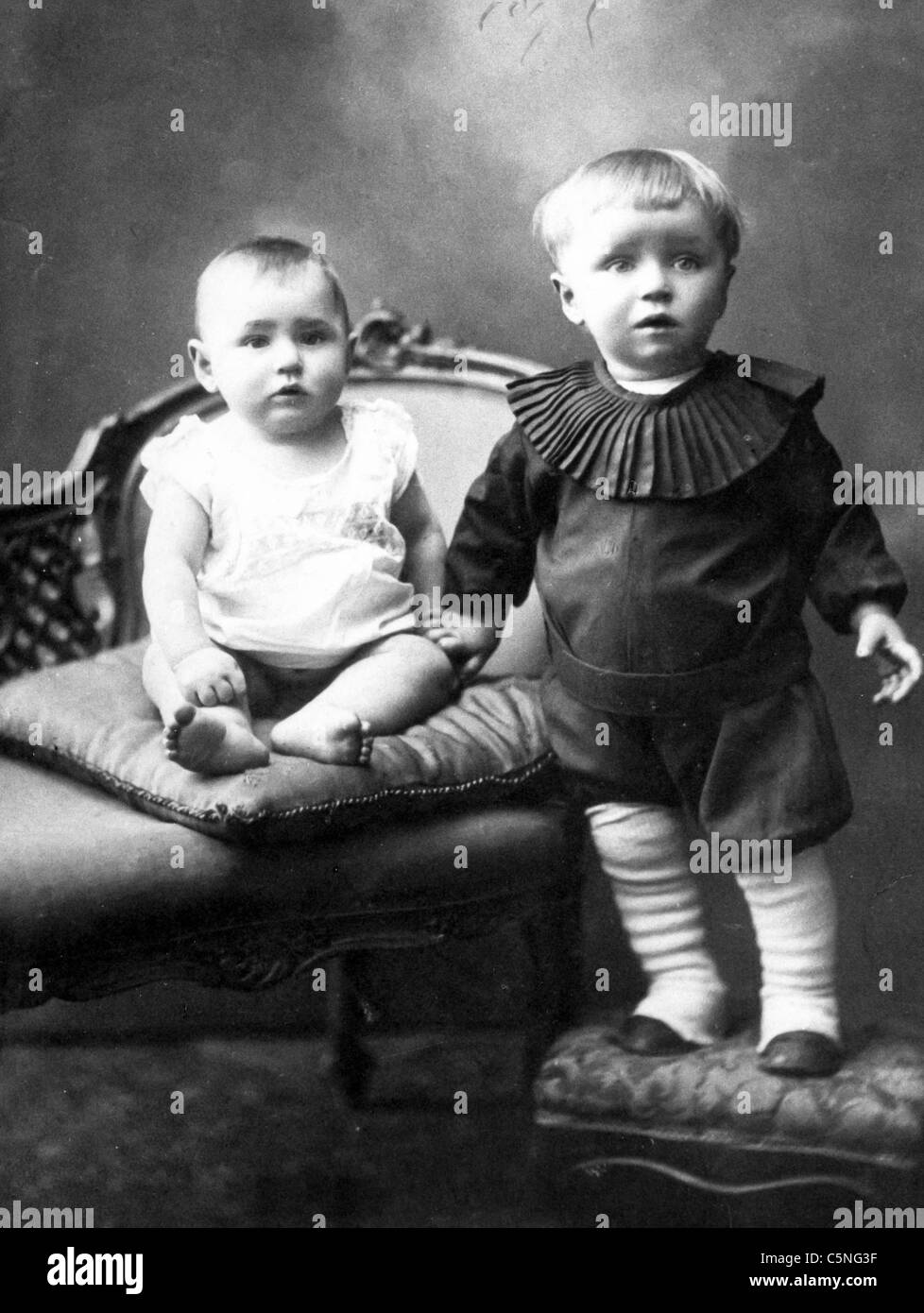 Porträt von zwei Kindern, 1910 Stockfoto