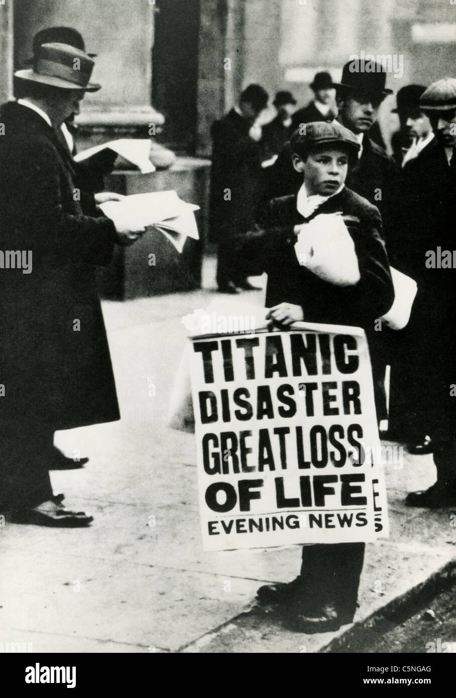 Die Newsboys kündigt den Untergang des Schiffes Titanic, London, 1912 Stockfoto