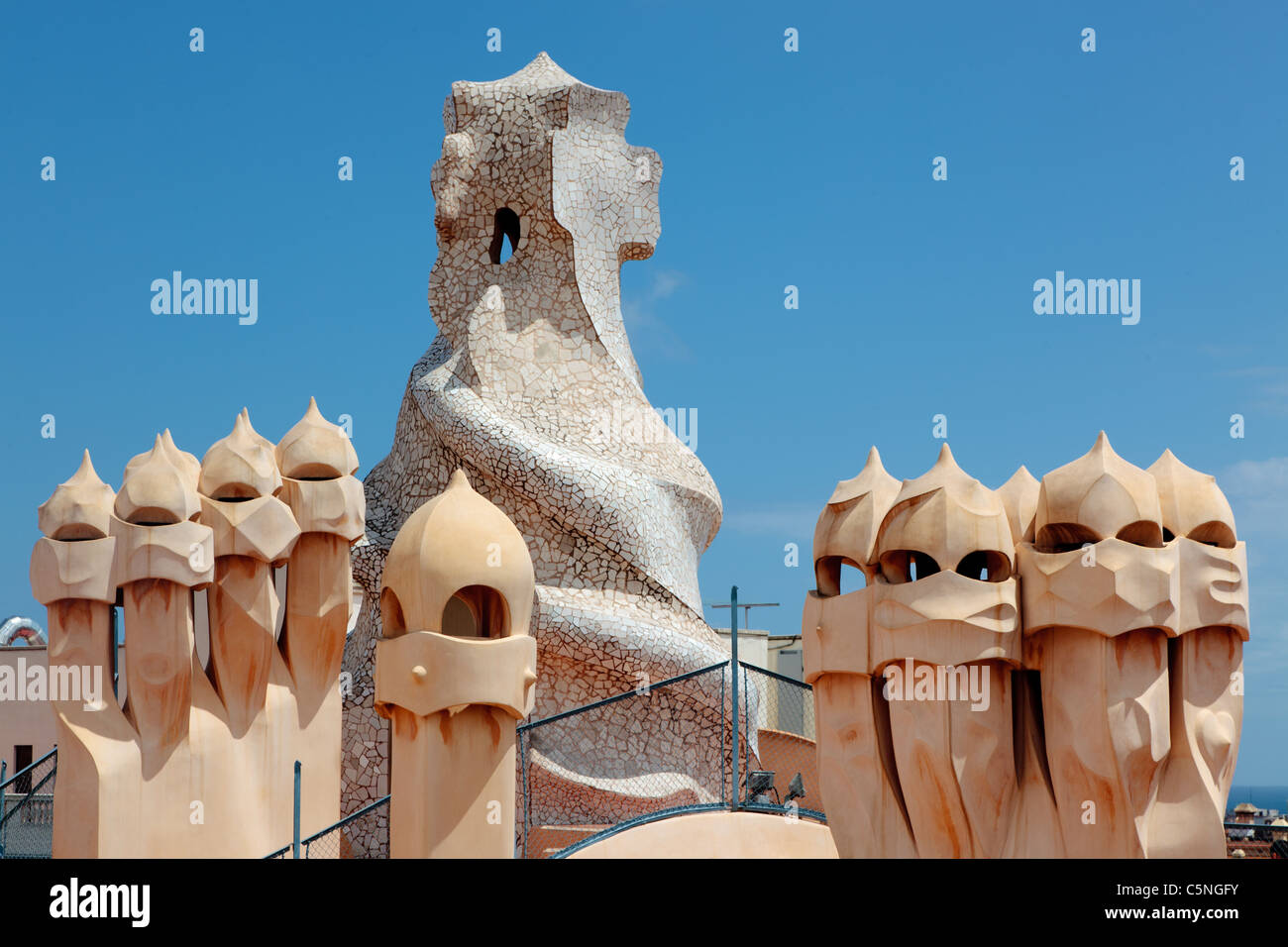 BARCELONA - 18.Juli: Abstract glockenartigen der Casa Mila (La Pedrera) am 18. Juli 2011 in Barcelona, Spanien. La Pedrera, erbaut 1906 – 1910 durch den berühmten katalanischen Architekten Anthoni Gaudi. Stockfoto