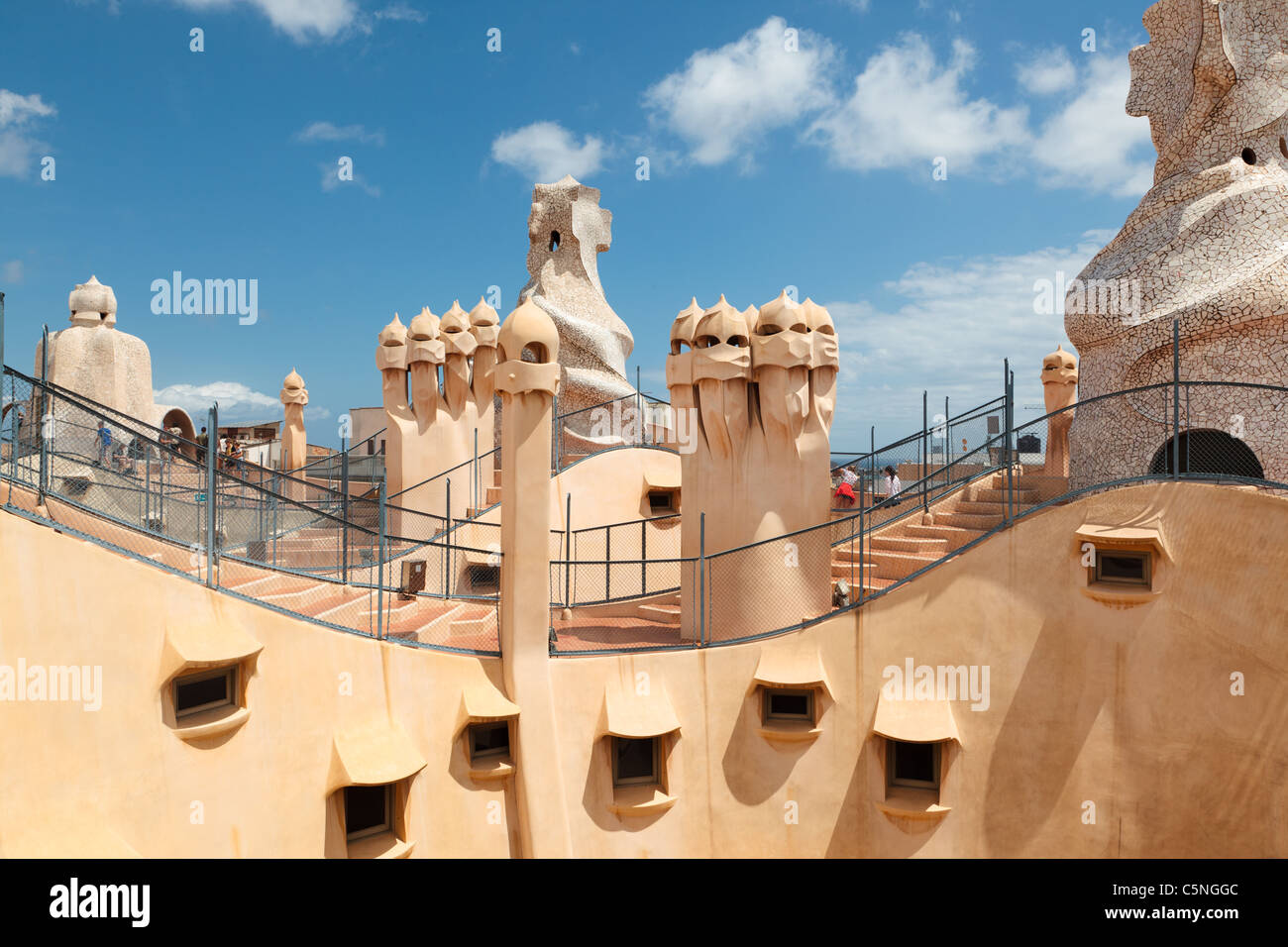 BARCELONA - 18.Juli: Abstract glockenartigen der Casa Mila (La Pedrera) am 18. Juli 2011 in Barcelona, Spanien. La Pedrera, erbaut 1906 – 1910 durch den berühmten katalanischen Architekten Anthoni Gaudi. Stockfoto