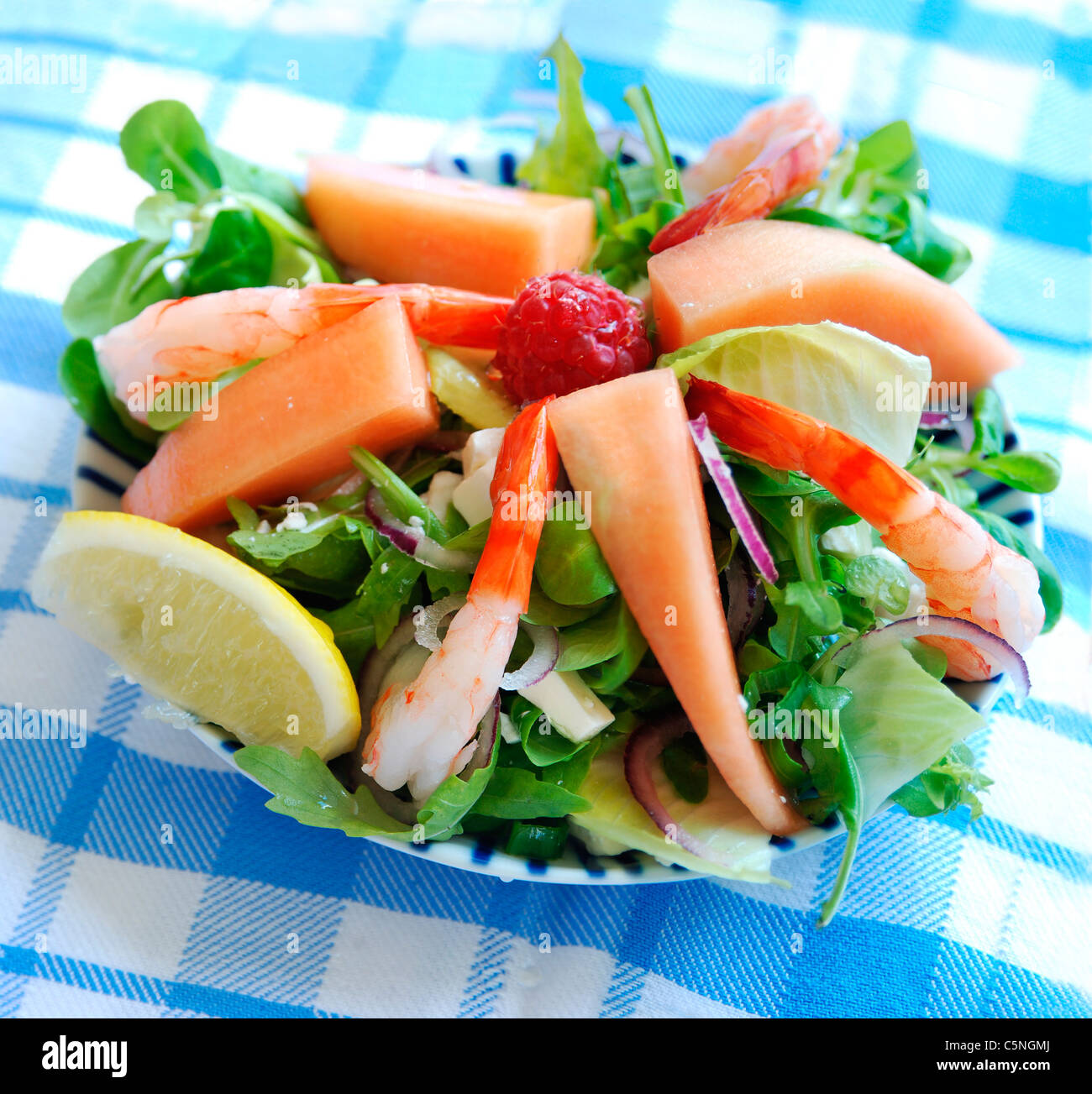 Salat mit Garnelen und Melone Stockfoto