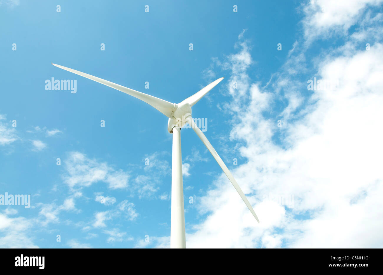 Windkraft mit sky Stockfoto