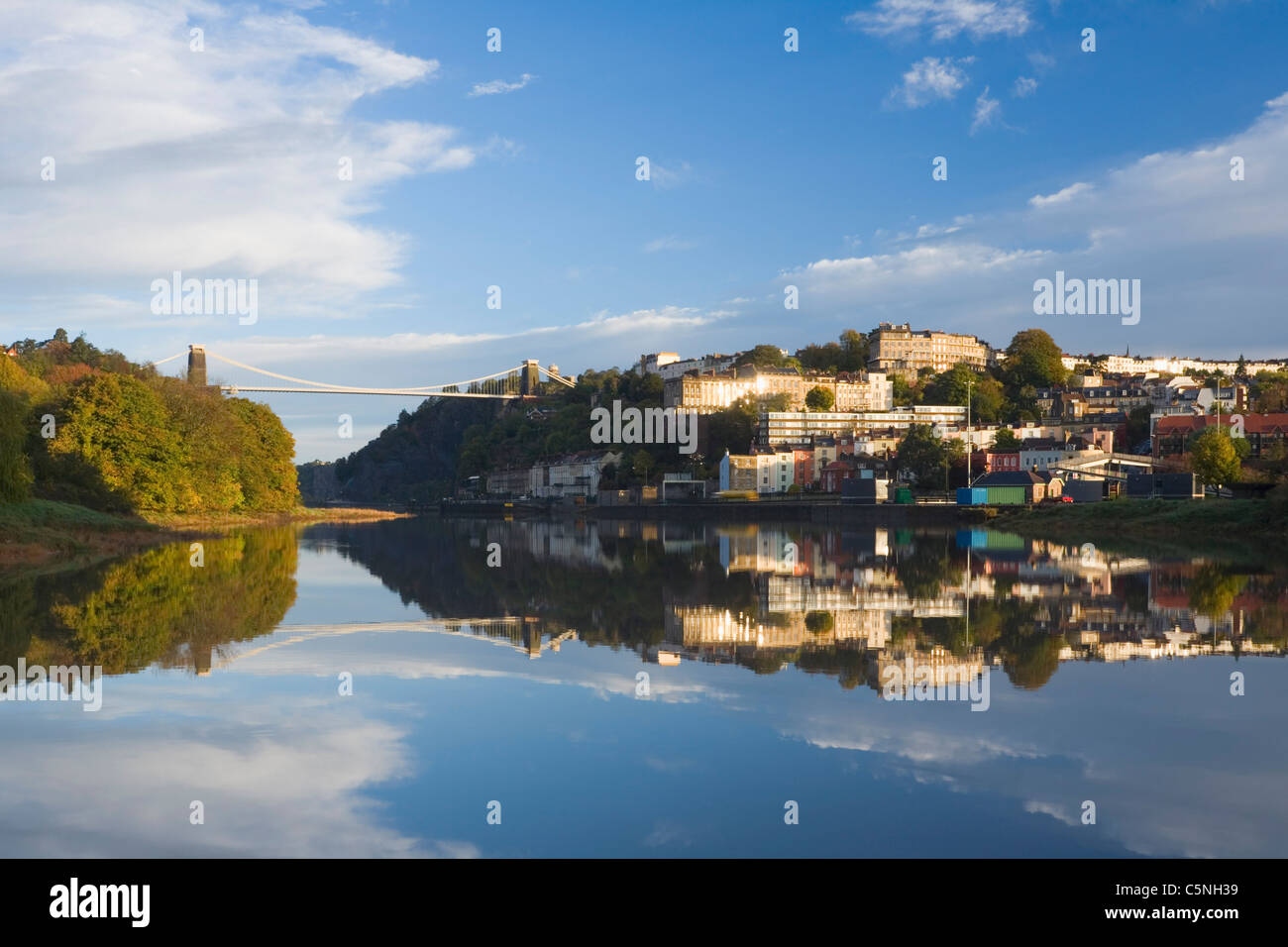 Clifton Suspension Bridge und Hotwells spiegelt sich in den Fluss Avon. Bristol. England. VEREINIGTES KÖNIGREICH. Stockfoto