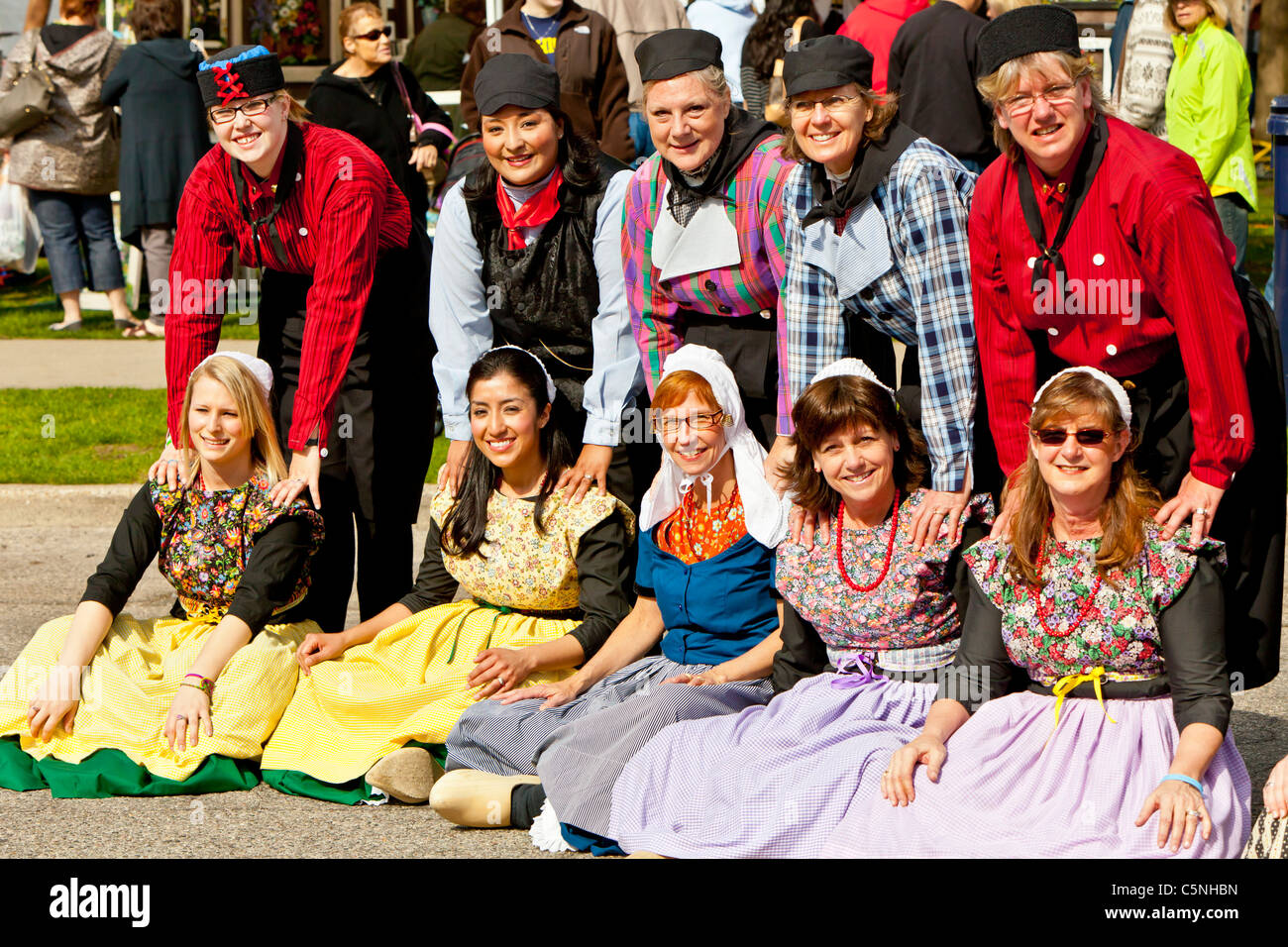 Niederländer posiert in einer Gruppe in ethnischen Kleid in Holland, Michigan, USA. Stockfoto