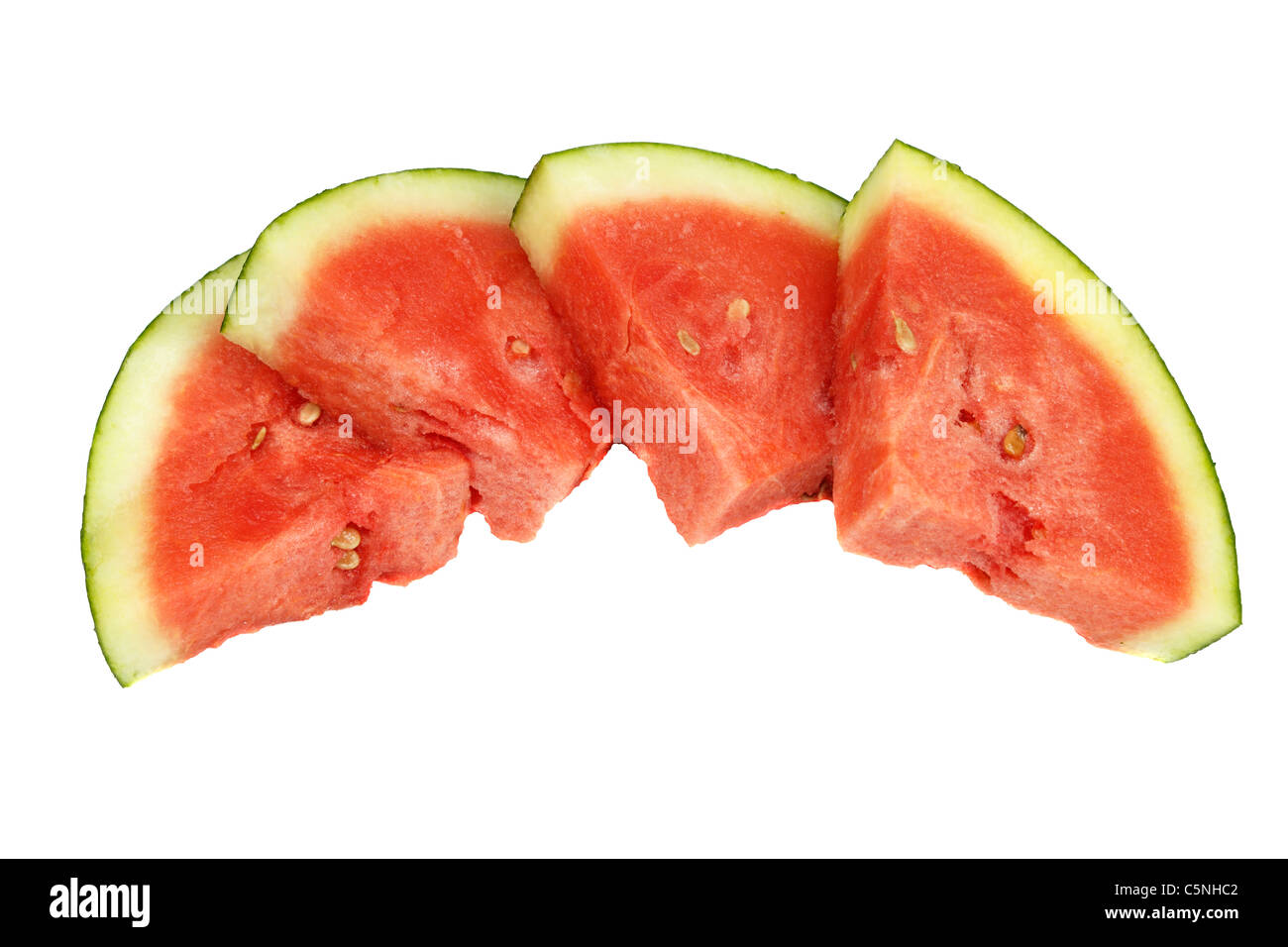 Vier Wasser Melone Stücke nebeneinander auf weißem Hintergrund. Vier süße rote Wassermelone Stücke schneiden in Quartal eine Runde Formen auf einem weißen Hintergrund. Stockfoto