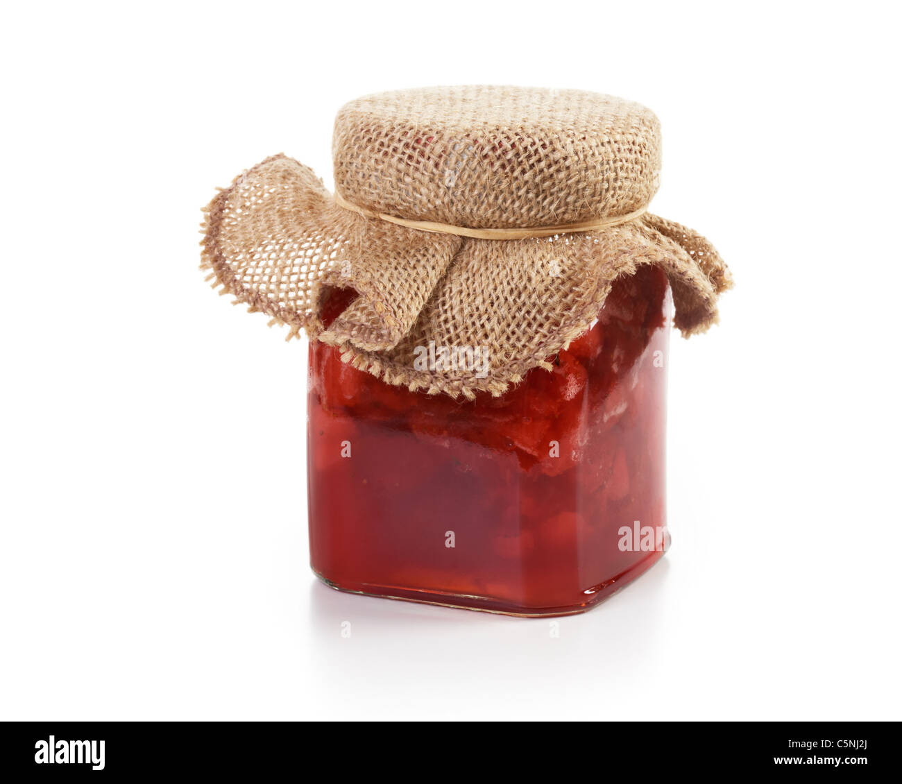 Glas Erdbeermarmelade zu verschenken auf weiß Stockfoto