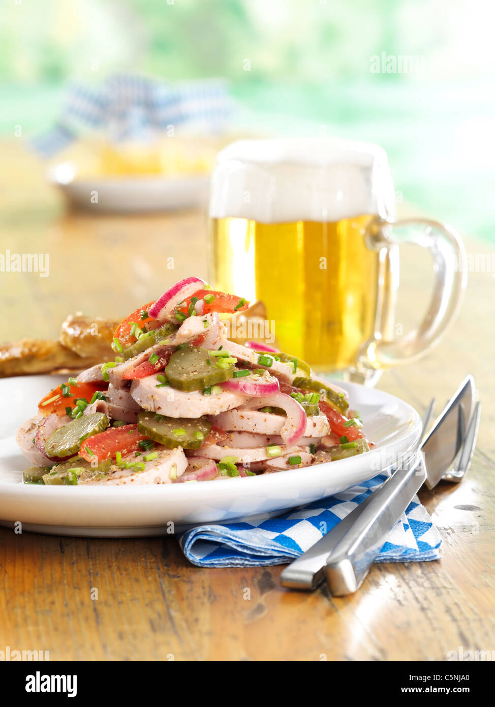 Bayerischer Wurstsalat mit Brezel Stockfotografie - Alamy