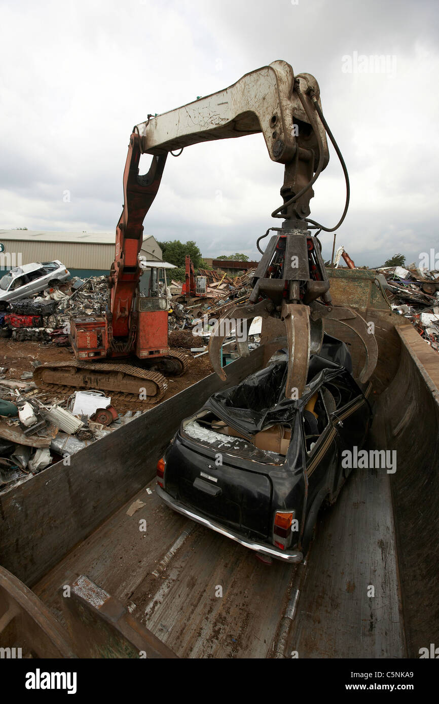 Kran Heben Auto In Brecher Fr Schrott-Metall-recycling In Einem