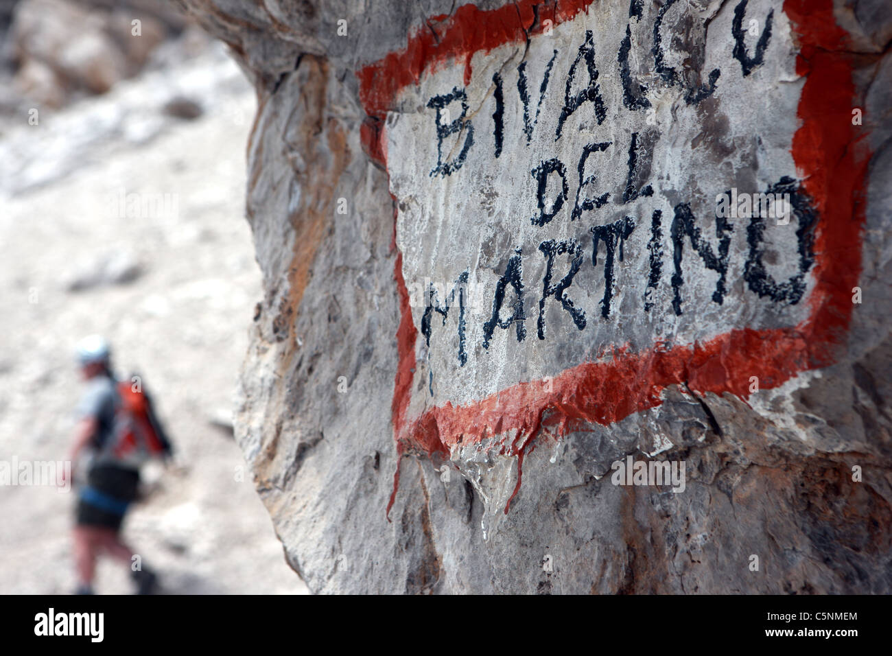 Melden Sie eine flache Leiste unter einem überhängenden Felsen wo Kletterer biwakieren können bei Bedarf auf eine Via Ferrata Route anzeigt Stockfoto