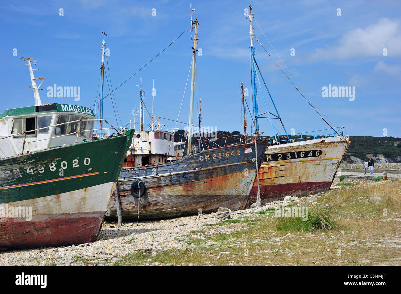 Wracks der kleinen Trawler Fischerboote im Hafen von Camaret-Sur-Mer, Finistère, Bretagne, Frankreich Stockfoto