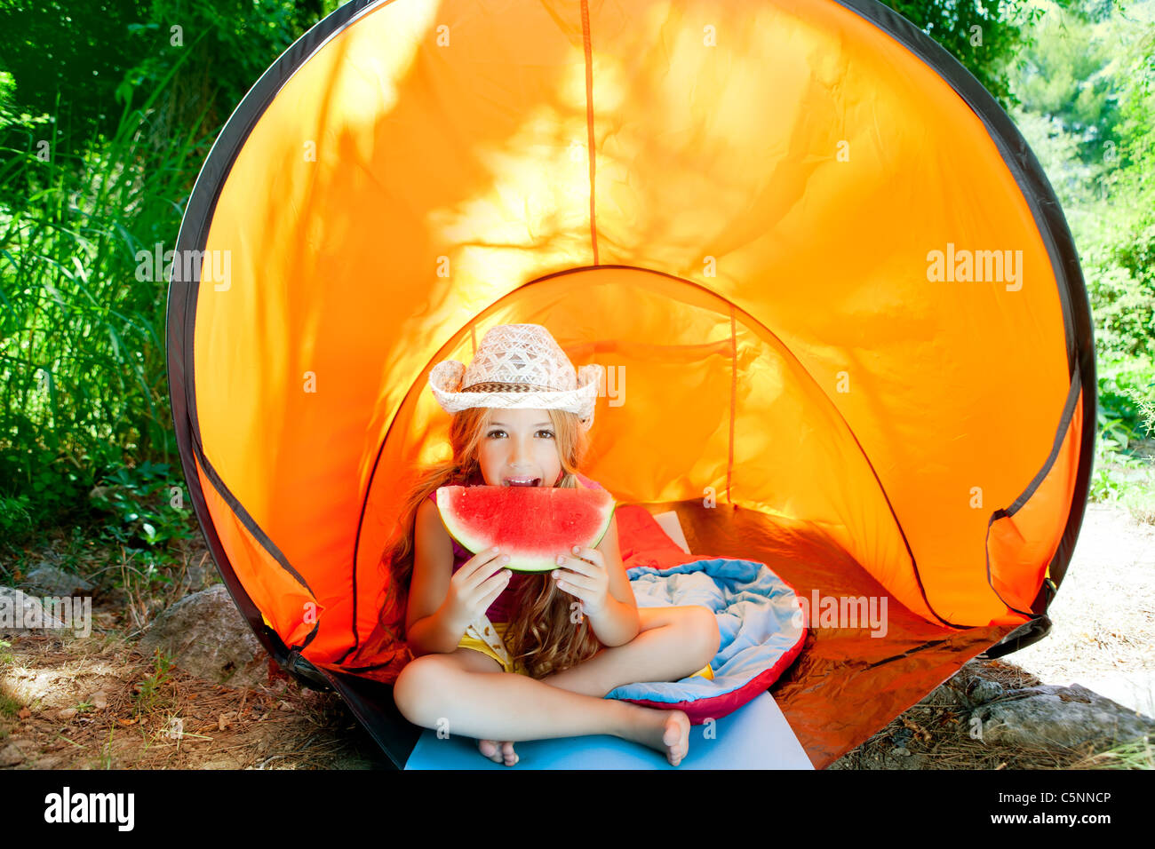Camping Kinder Mädchen im Zelt Essen Wassermelone Stück Obst in  Outdoor-Wald Stockfotografie - Alamy