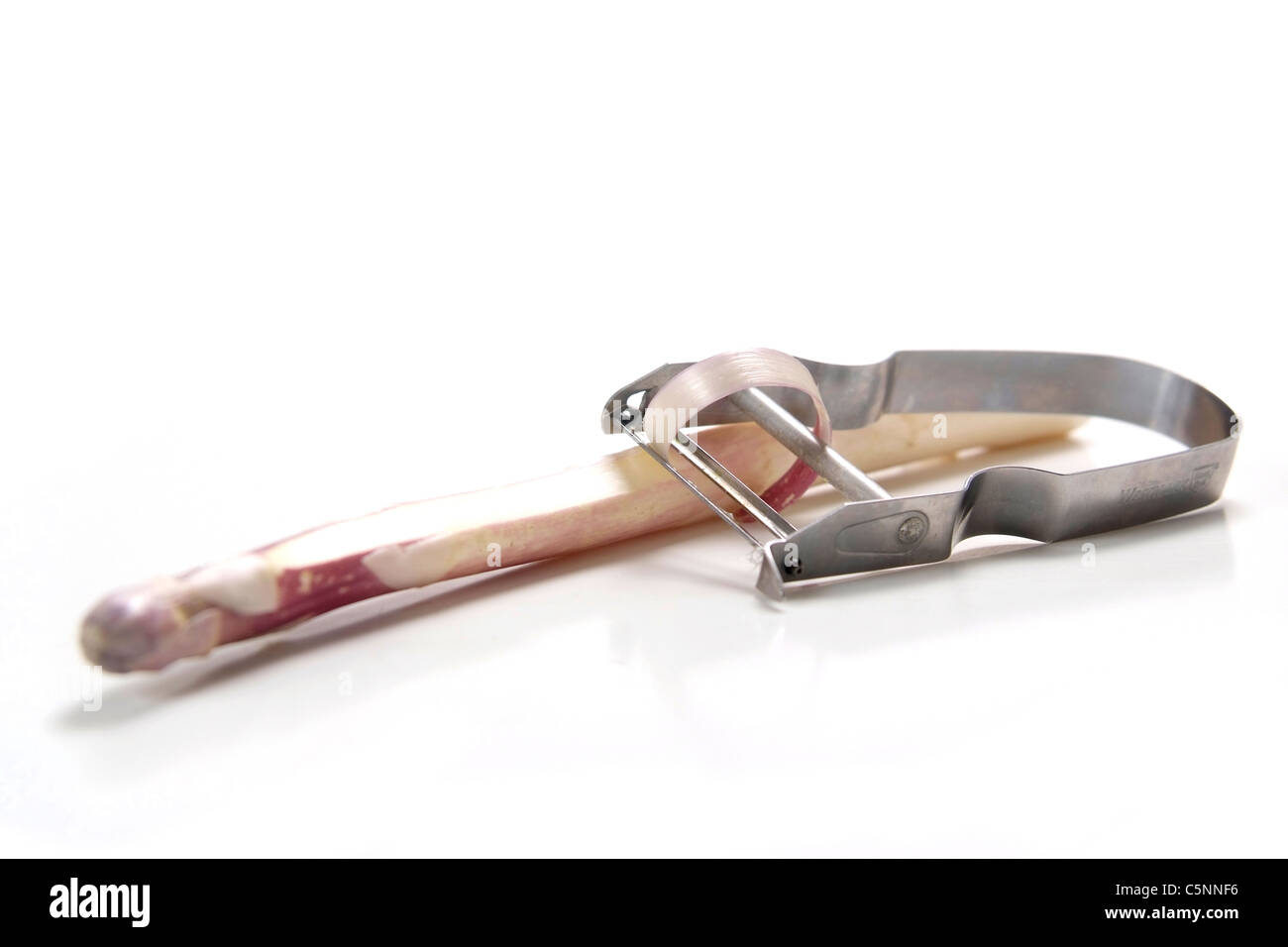 Weißer Spargel wird geschält Stockfoto