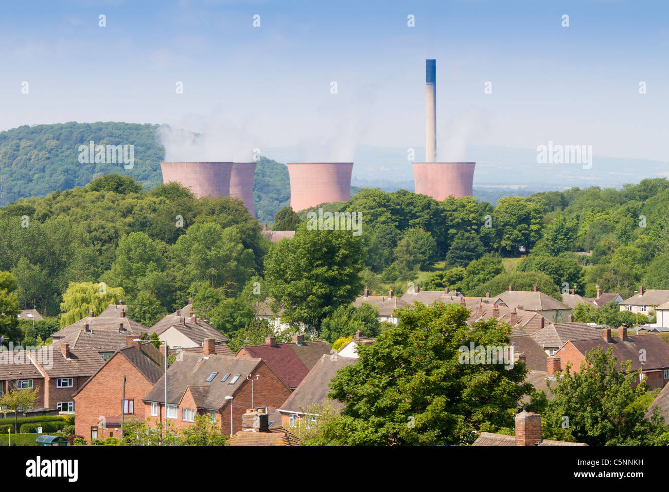 Kohle-Verbrennung stromerzeugende Kraftwerk in der Nähe von Häusern in Telford, Shropshire, England, UK Stockfoto