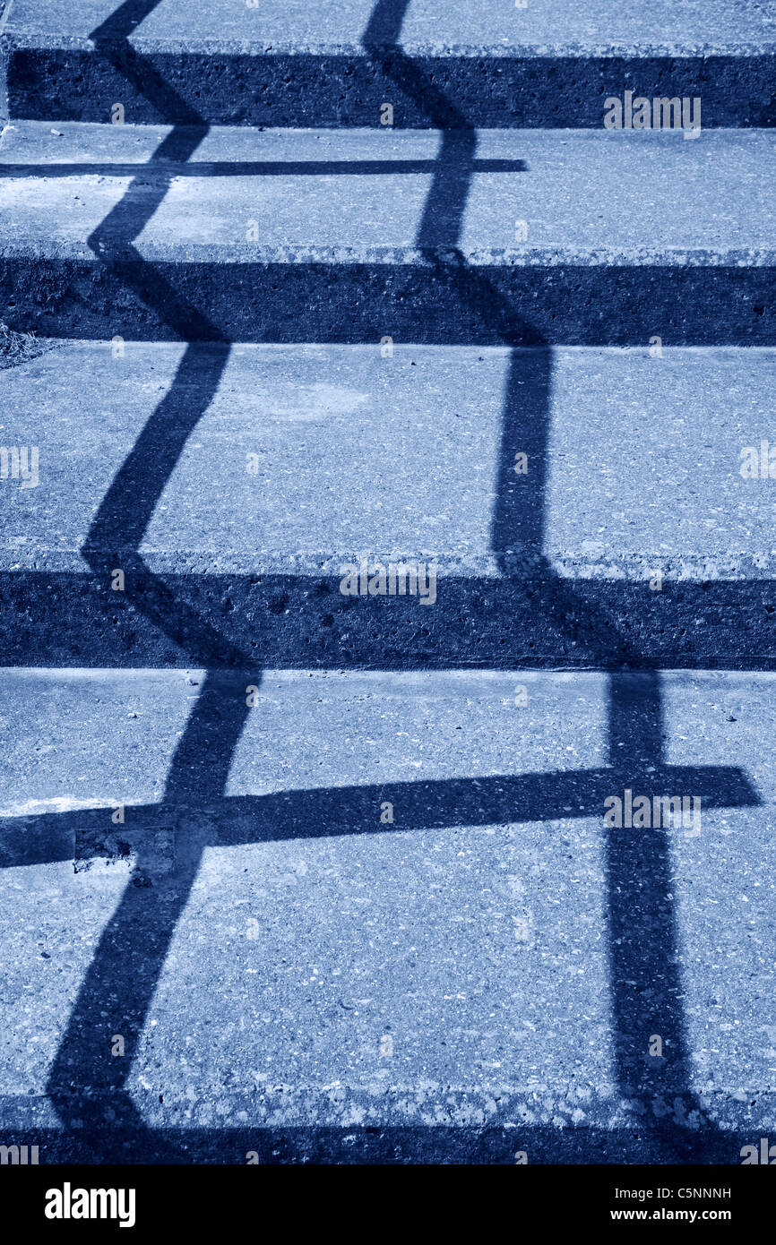 Zick-Zack-Schatten auf konkrete Schritte - abstrakt. Stockfoto
