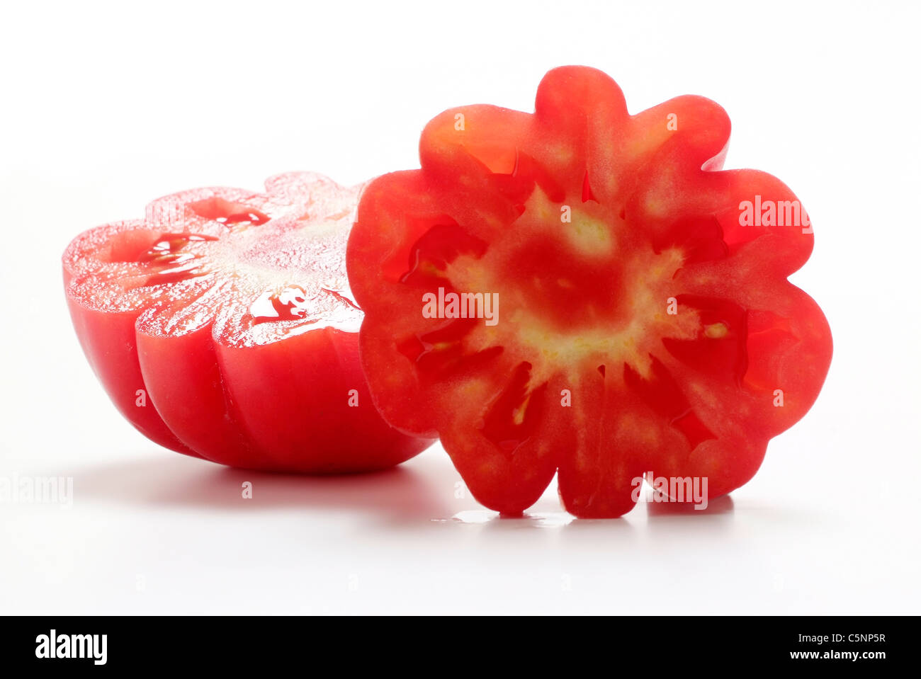 Tomaten Sorten: Zahnradtomate, Querschnitt, zwei Hälften Stockfoto