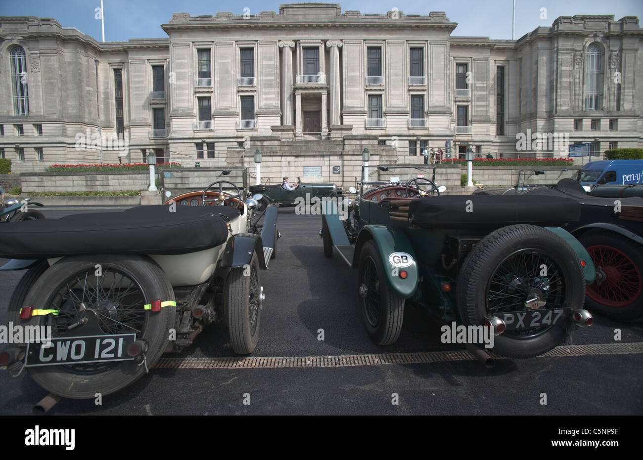 Bentley-Fahrzeuge bei der National Library of Wales Stockfoto