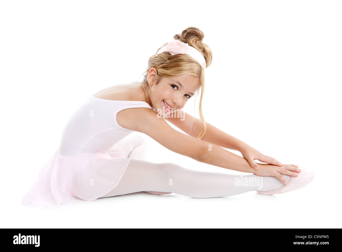 Ballerina kleine Balletttänzerin Kinder erstreckt sich auf weißen Boden sitzend Stockfoto