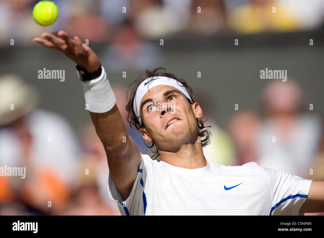 Rafael Nadal (ESP) in Aktion während der Wimbledon Tennis-Meisterschaften 2011 Stockfoto