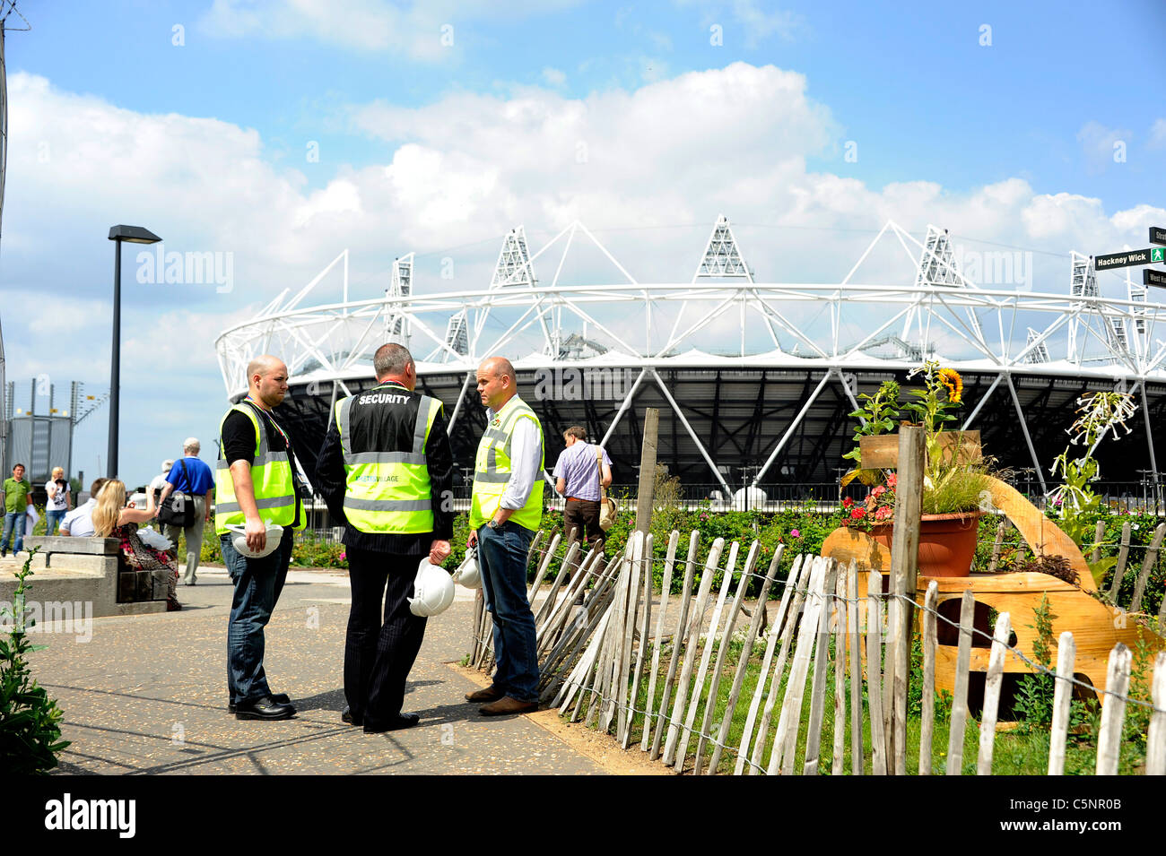 2012 Sommer Austragungsort der Olympischen Spiele Sicherheitspersonal am Wanderweg sprechen Stockfoto