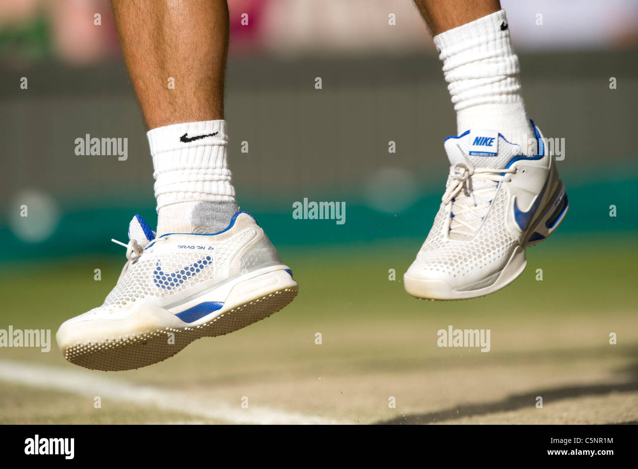 Rafael Nadal (ESP) Schuhkommando während des Dienstes während der Wimbledon Tennis-Meisterschaften 2011 Stockfoto