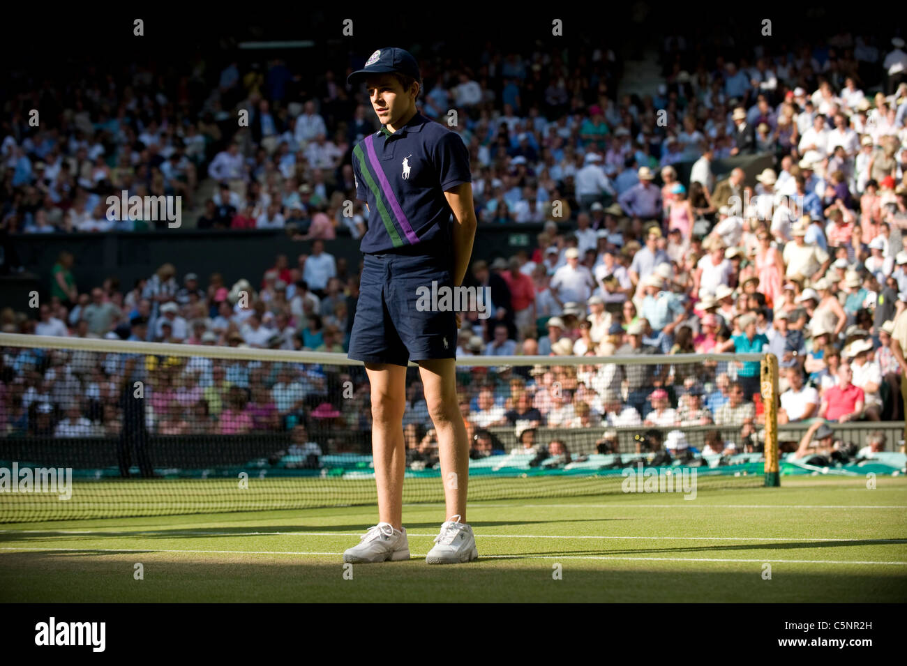 Balljunge auf dem Centre Court in Wimbledon Tennis Championships 2011 Stockfoto