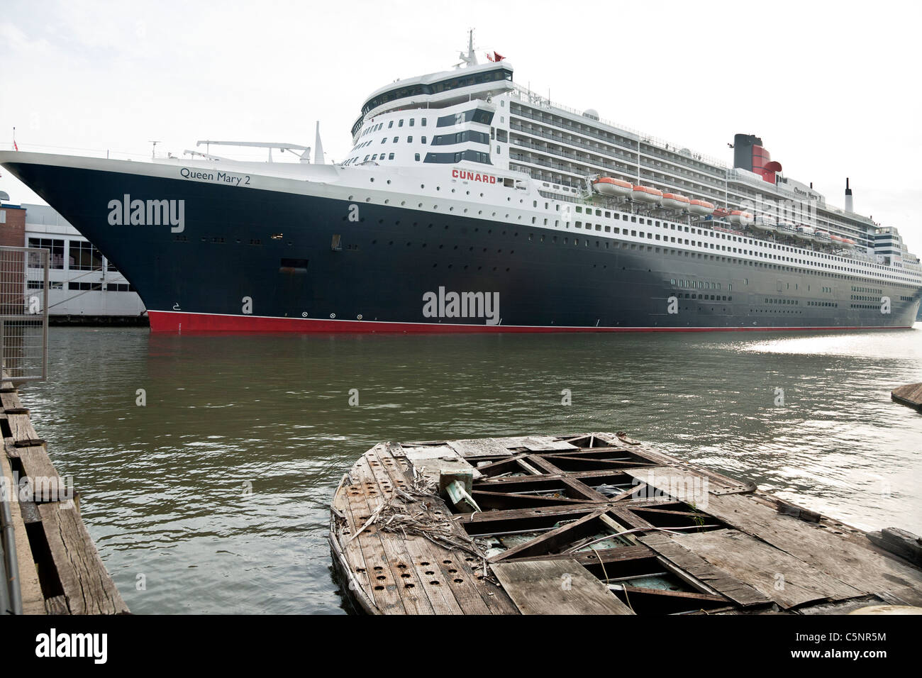 Flaggschiff der Cunard Queen Mary 2 in ihrem Hudson River-Liegeplatz auf der Westseite von Manhattan New York City Stockfoto