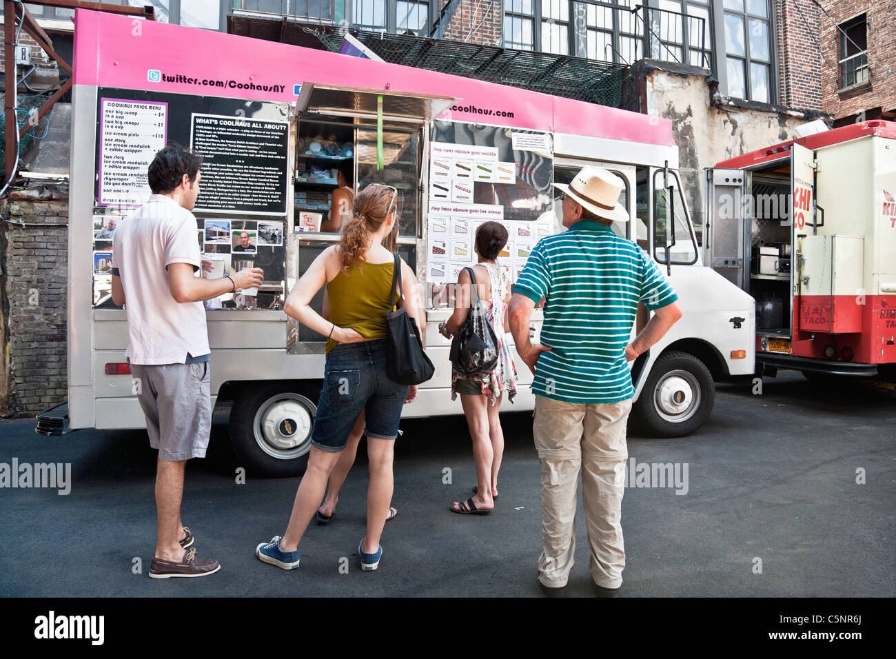 Menschen entscheiden auf Ice Cream Sandwich Combo außerhalb essen LKW geparkt unter High Line erhöht Park Chelsea New York City Stockfoto