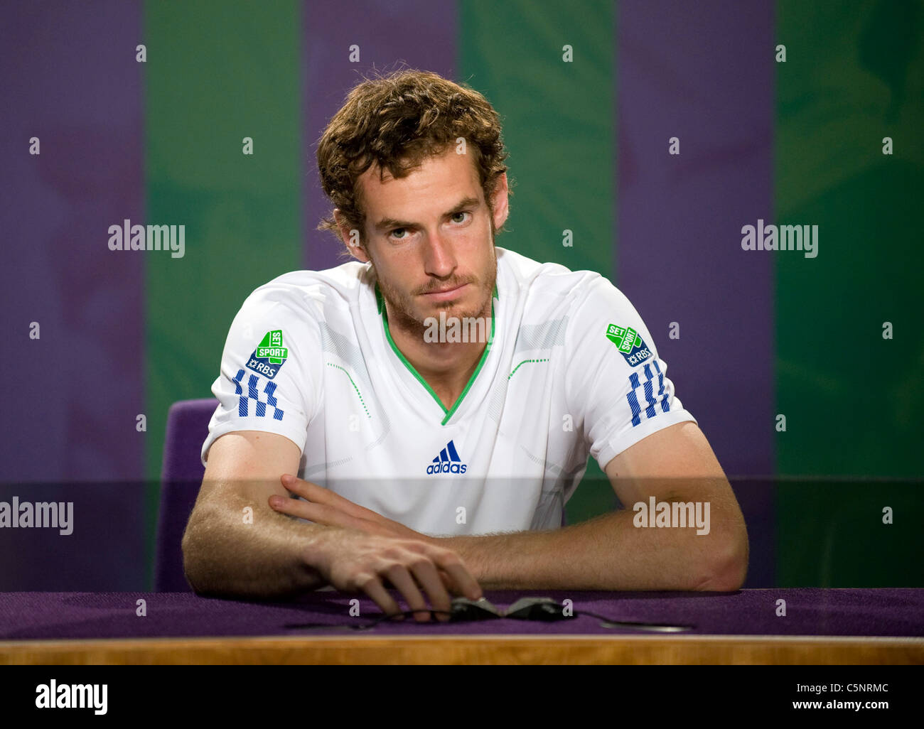 Andy Murray (GBR) während einer Pressekonferenz nach seinem Semi-Finale zu besiegen, während Wimbledon Tennis-Meisterschaften 2011 Stockfoto
