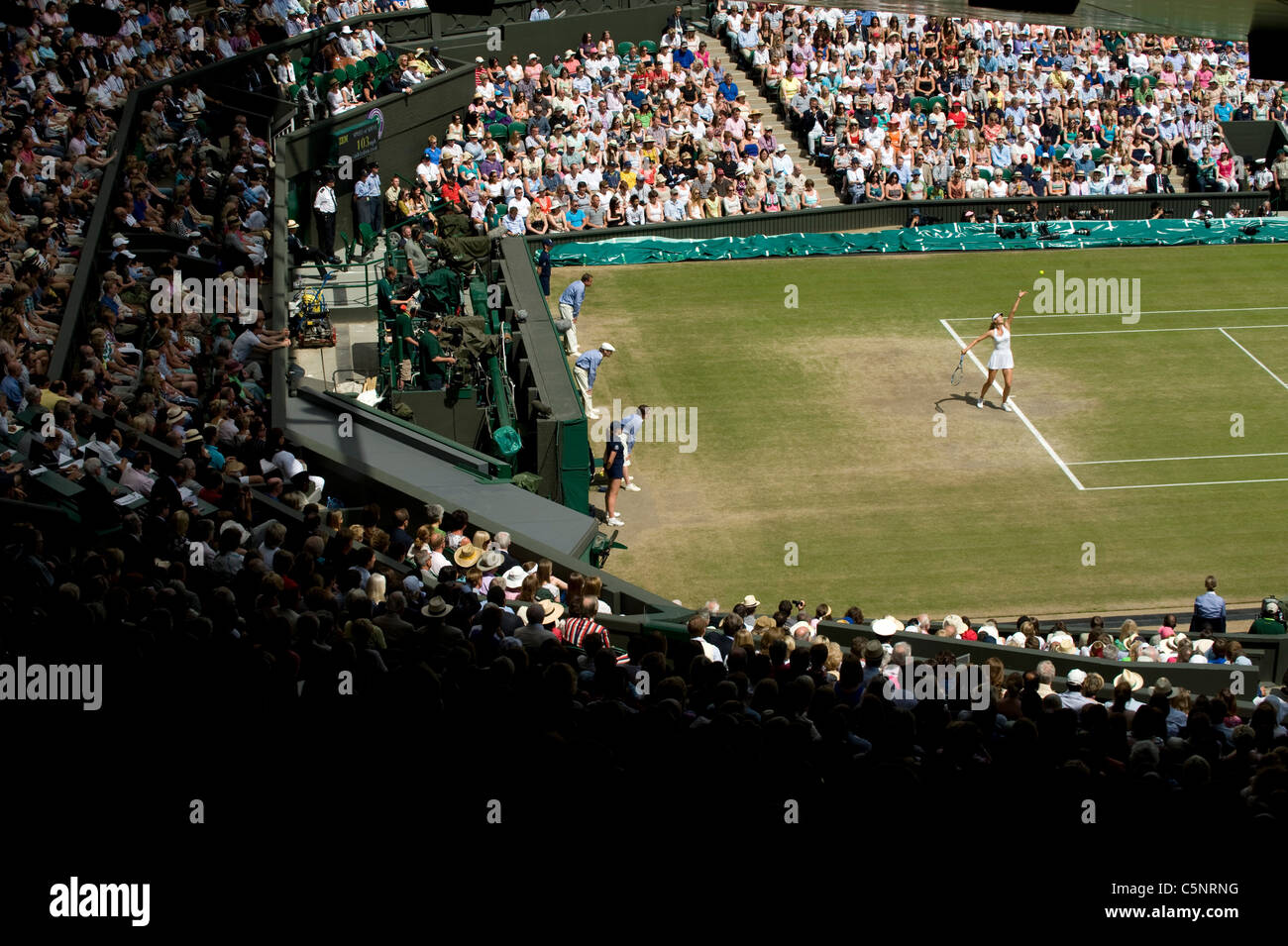 Gesamtansicht der Centre Court während das Damen Einzel Finale bei den 2011 Wimbledon Tennis Championships Stockfoto