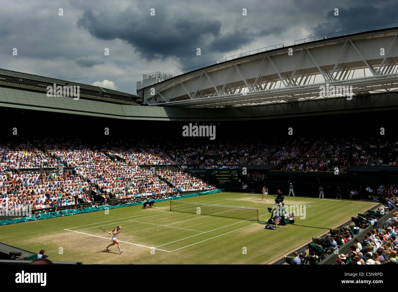 Gesamtansicht der Centre Court während das Damen Einzel Finale bei den 2011 Wimbledon Tennis Championships Stockfoto