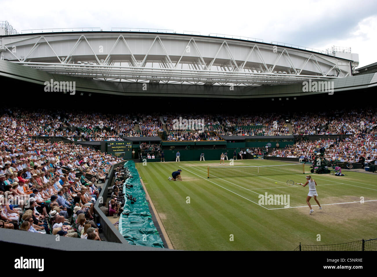 Gesamtansicht der Centre Court während das Damen Einzel Finale bei den 2011 Wimbledon Tennis Championships Stockfoto