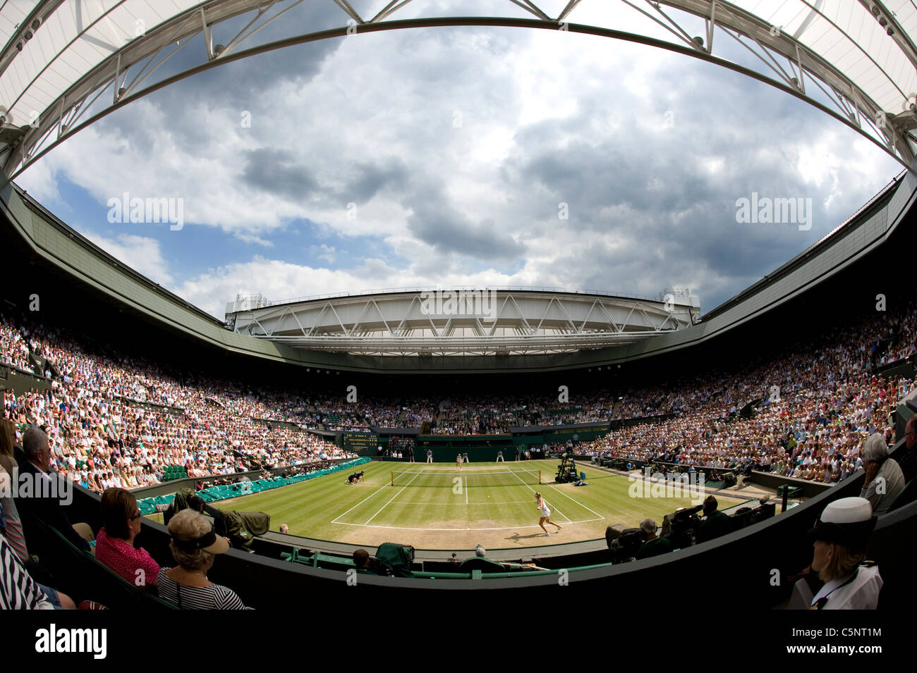Gesamtansicht der Centre Court während das Damen Einzel Finale bei den 2011 Wimbledon Tennis Championships Stockfoto