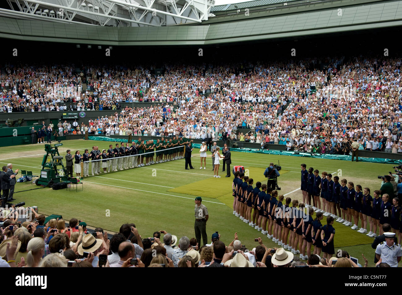 Gesamtansicht der Centre Court während der Damen Einzel Finale Präsentation bei den 2011 Wimbledon Tennis Championships Stockfoto