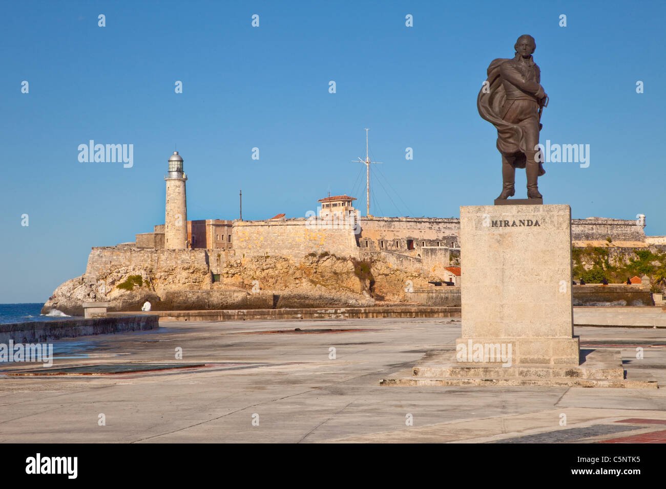 Kuba, Havanna. Statue von Francisco de Miranda, venezolanischer Heerführer. El Morro Festung im Hintergrund. Stockfoto