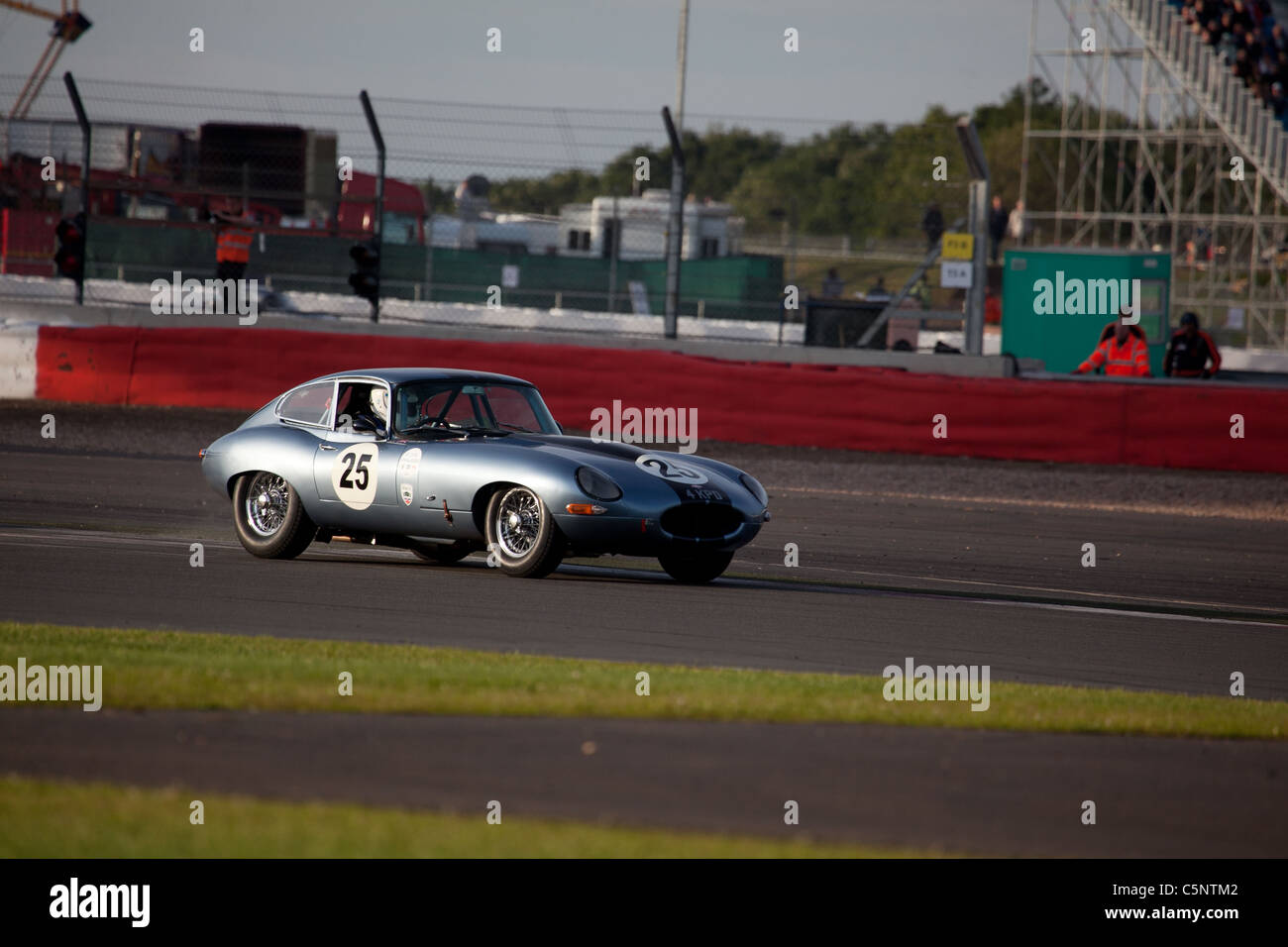 E-Type Jaguar racing in der E-Type Challenge bei der Silverstone Classic 2011. Stockfoto