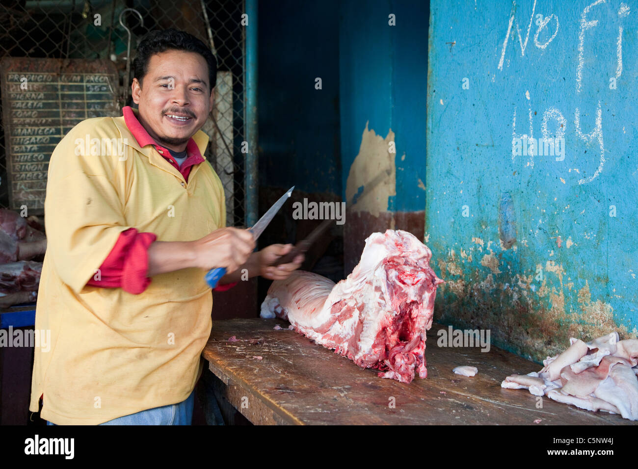 Kuba, Havanna. Metzger in der Nachbarschaft Obst, Gemüse und Fleisch stehen. Stockfoto