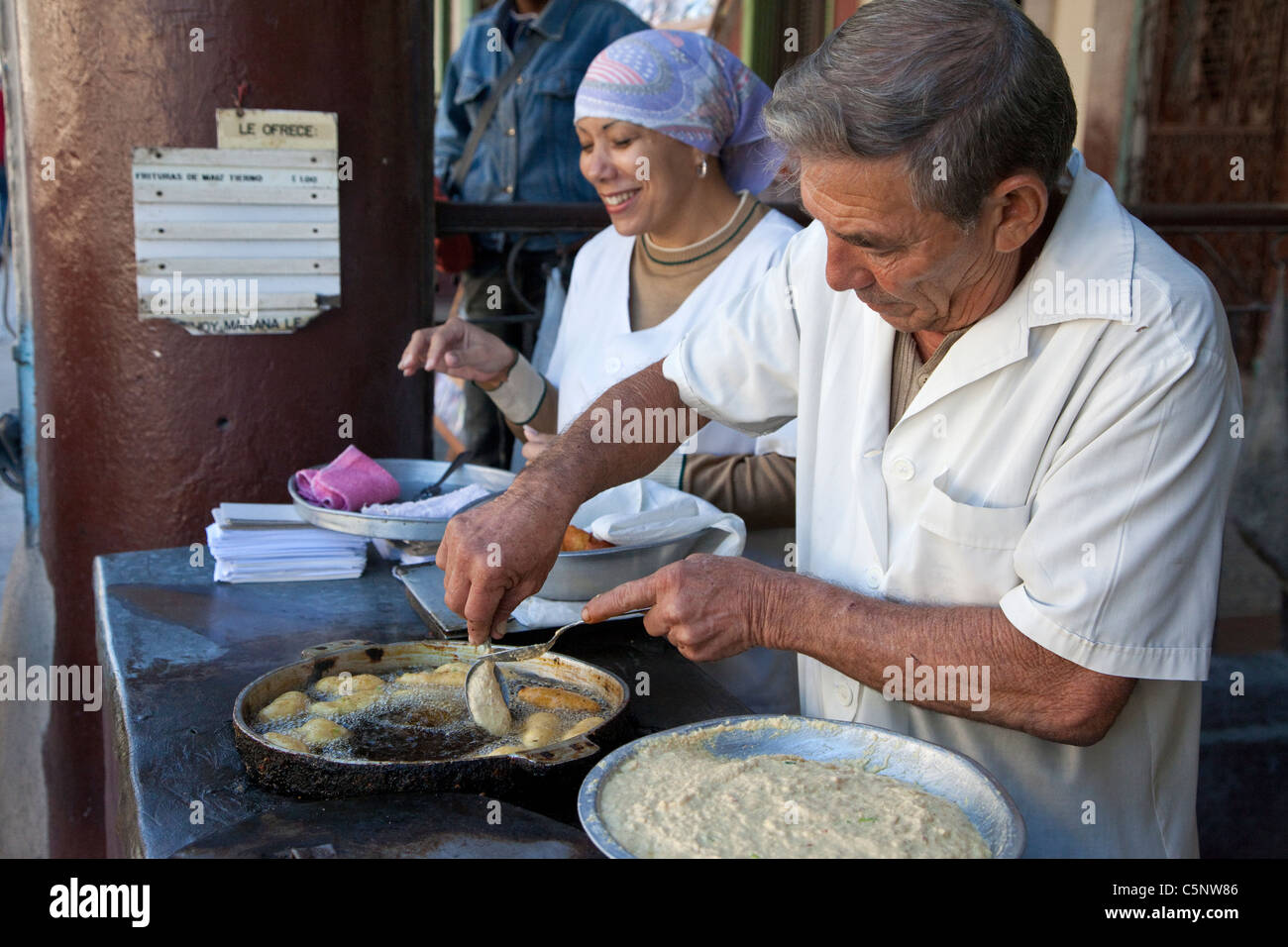 Kuba, Havanna. Street Food Anbieter Frittieren Gebäck. Stockfoto