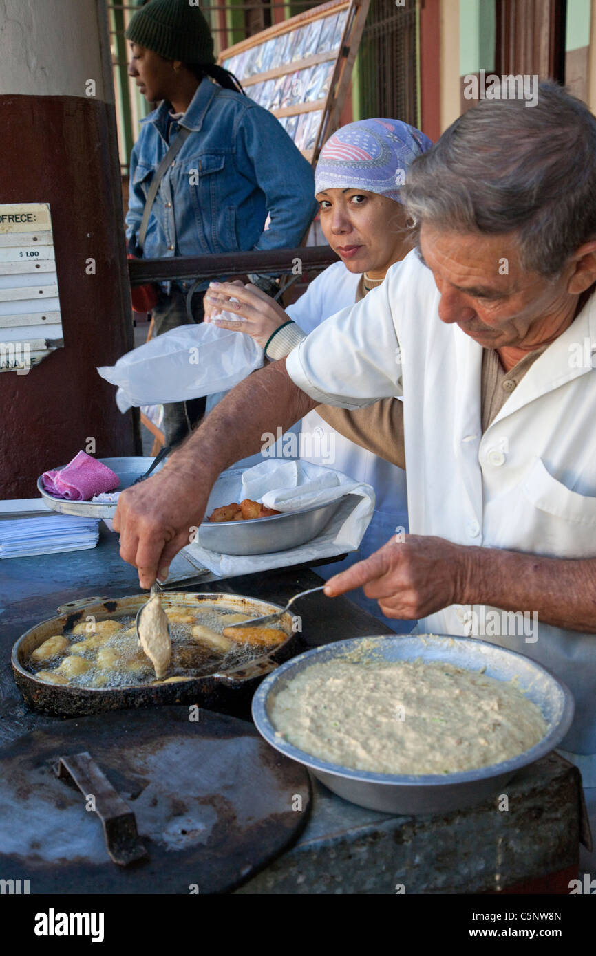 Kuba, Havanna. Street Food Anbieter Frittieren Gebäck. Stockfoto