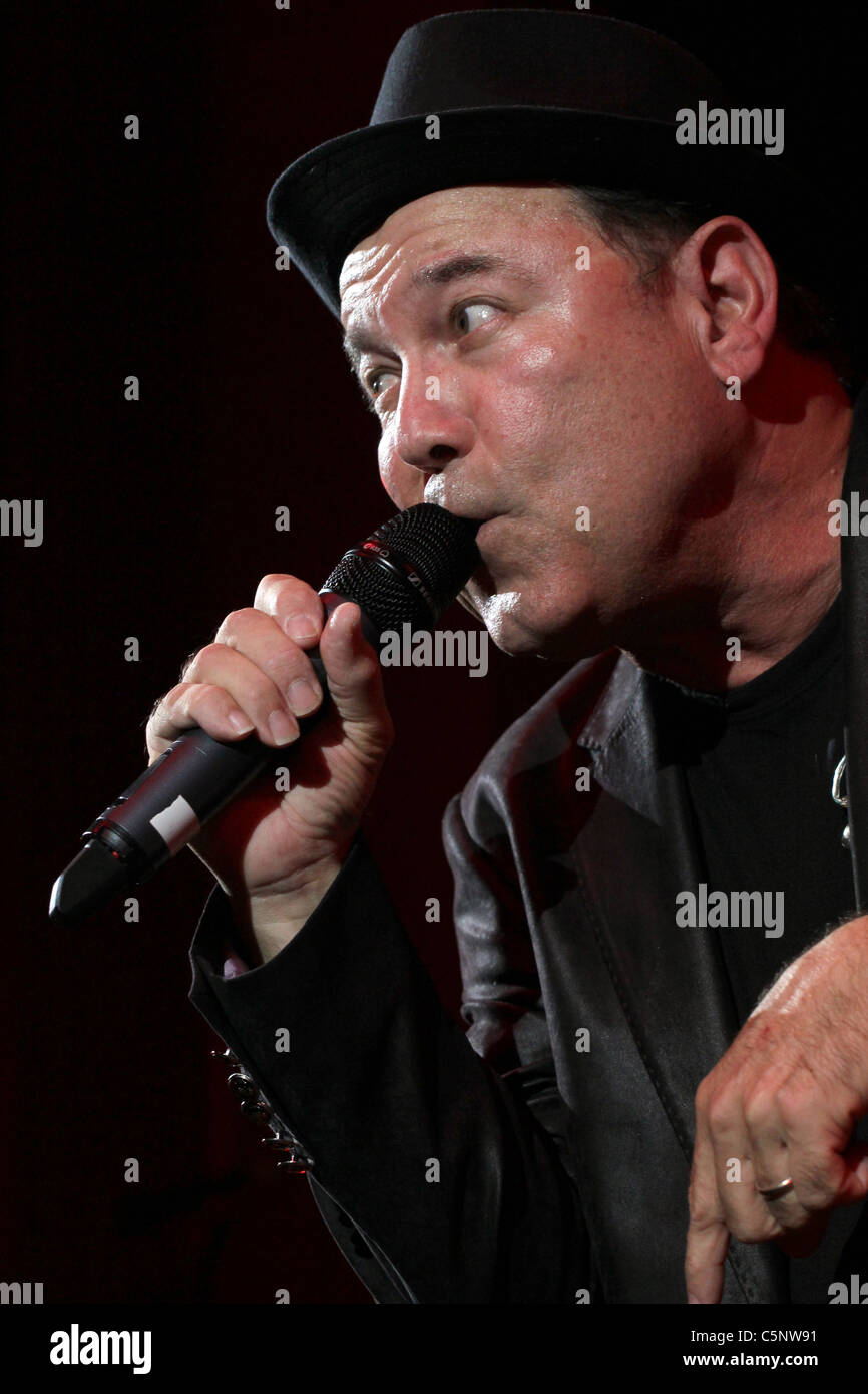 Ruben Blades, legendären Salsa-Sänger und Songwriter aus Panama, die bei einem Konzert zu spielen. Stockfoto