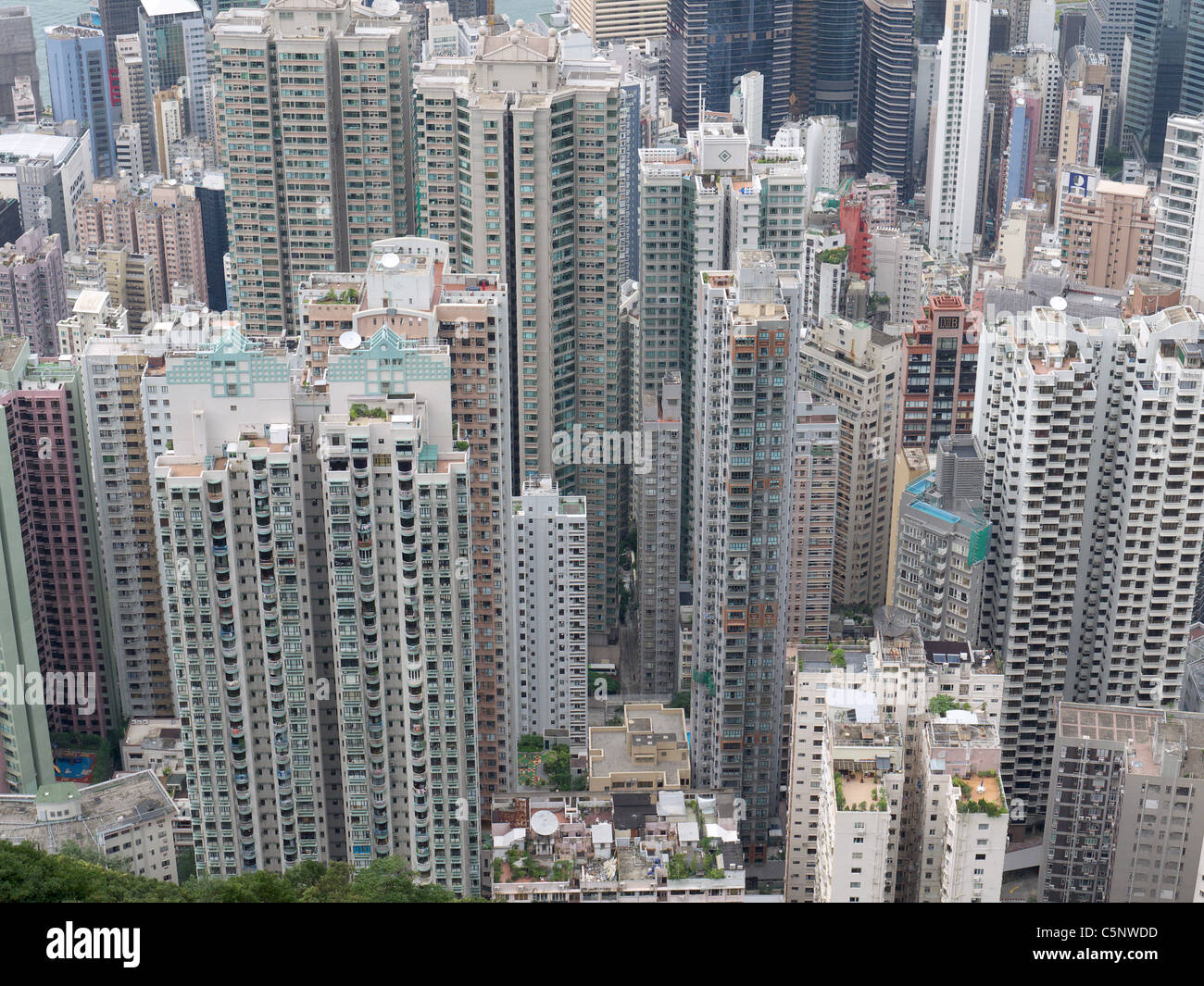 Blick nach unten von oben hoch Hong Kong Wohnblocks Stockfoto