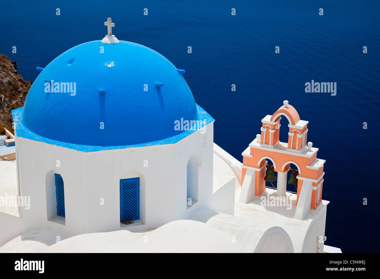 Blaue und weiße Kirchenkuppel und Bell tower in Oia, Santorin, die Kykladen-Griechenland Stockfoto
