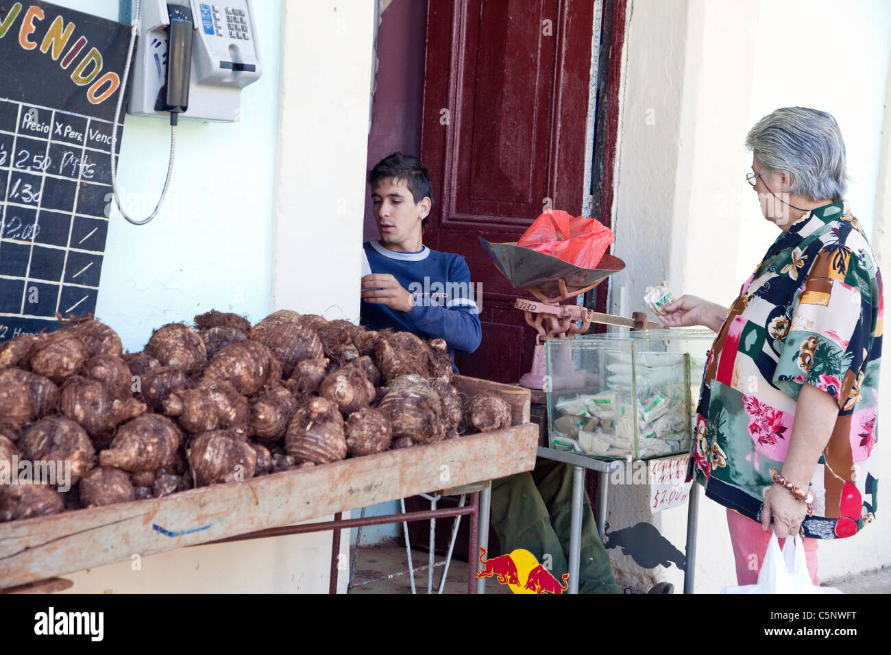 Kuba, Havanna. Kunden kaufen Malanga Wurzel. Stockfoto