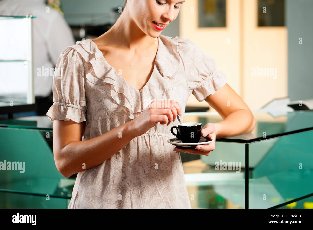 Frau in einem oder Café genießt ihr cappuccino