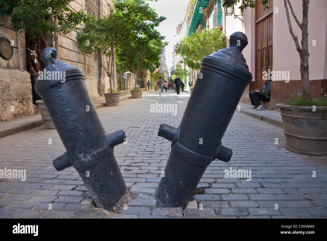 Kuba, Havanna. Alte Kanonen schließen Street für Fahrzeugverkehr, Alt-Havanna. Stockfoto
