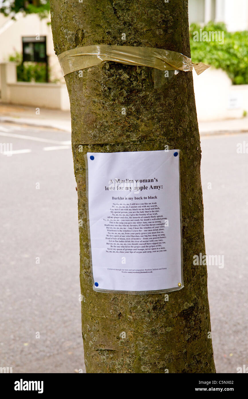 Ein Gedicht komponiert von Fans in Gedenken an Amy Winehouse, fixiert an einem Baum an der Sänger ehemaliges Haus in Camden Square in London. Stockfoto